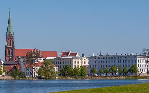 Schweriner-Dom-mit-Staatskanzlei c maxpress liste