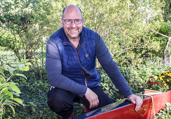 Heute pflanzt der 54-Jährige Blumen in sein rotes Kanu, früher kniete der 1,88-Meter-Mann in dem Sportgerät und pflügte damit die Regattastrecken des Landes um.