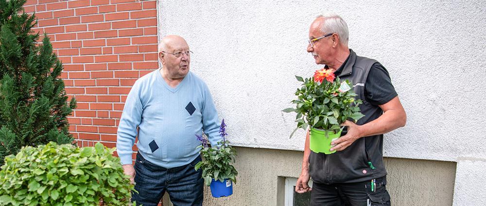 Seit 1970 wohnt Mieter Horst Badstieber bereits in der Edgar-Bennert-Straße. Jetzt bekam er ein Dankeschön der WGS.