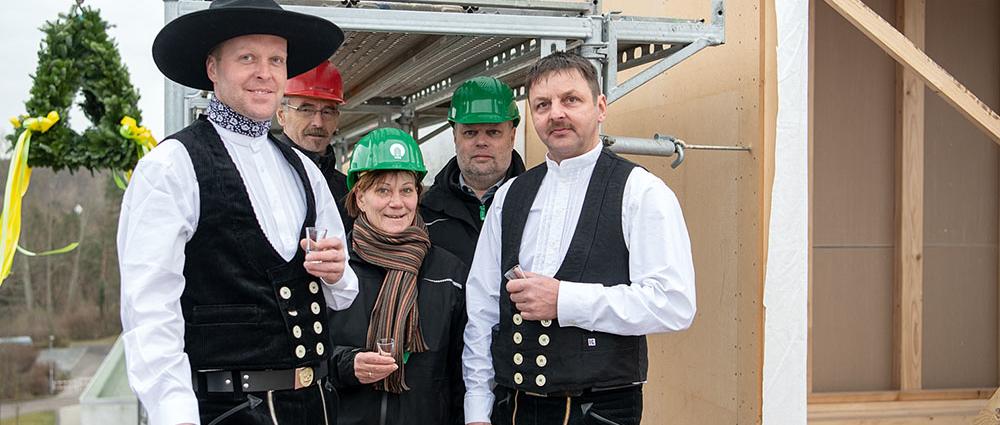 Zimmermann Daniel Turtschan (l.) und Dachdecker-Meister Marco Schankin (r.) mit Projektleiterin Martina Hartnuß (mitte) sowie Bauleiter Ulrich Kästner (hinten l.) und WGS-Abteilungsleiter Stefan Wünsch beim Richtfest