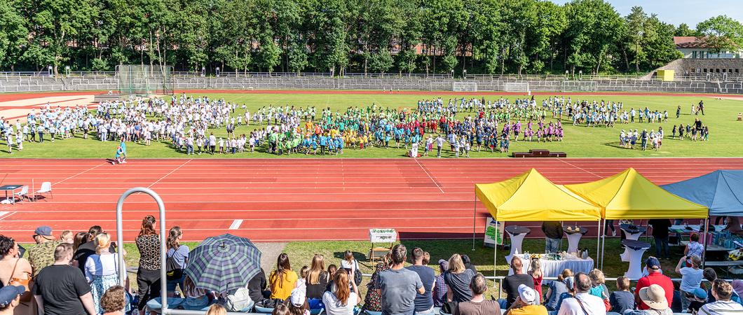 „Boah, ist das riesig hier“, staunt der fünfjährige Linus aus der Kita „Rappelkiste“ von der Tribüne des Stadions Lambrechtsgrund aus. Er ist zum ersten Mal dabei.