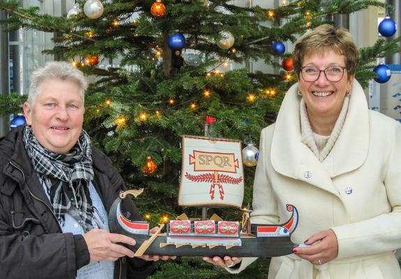 Seit vielen Jahren ist es eine schöne Tradition, dass Stadtwerke- Mitarbeiter für die Vereine unter dem Dach des Haus der Begegnung e. V. zum Ende des Jahres Spielzeug, Kleidung und Dinge des täglichen Gebrauchs spenden.