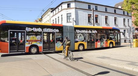 Der neue E-Gelenkbus des NVS fährt seit Kurzem mit bunten Kindermotiven durch Schwerin – die Siegerbilder aus einem Malwettbewerb im vergangenen Jahr.