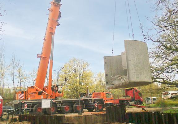 Achtlos weggeworfener Müll, Schmutzpartikel aus der Luft, Reifenabrieb, Zigarettenkippen – von den Verkehrsflächen gelangt nach Niederschlägen vieles in die Sammelsysteme.