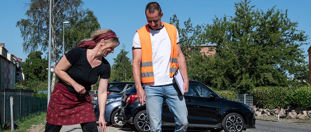 Derzeit unterhält die Landeshauptstadt ein circa 350 Kilometer langes Straßennetz. Die Mehrheit der Straßen wird von mindestens einem öffentlichen Geh- oder Radweg begleitet