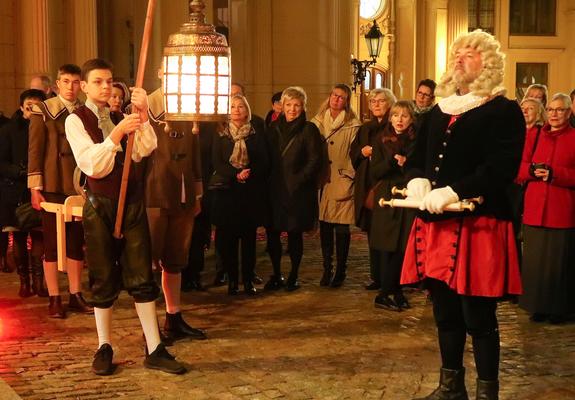 Der Empfang des Martensmanns im Schlossinnenhof