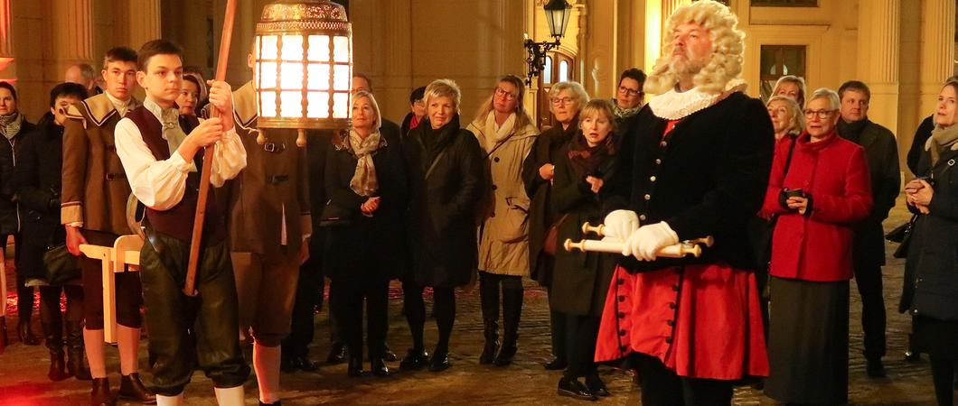 Der Empfang des Martensmanns im Schlossinnenhof