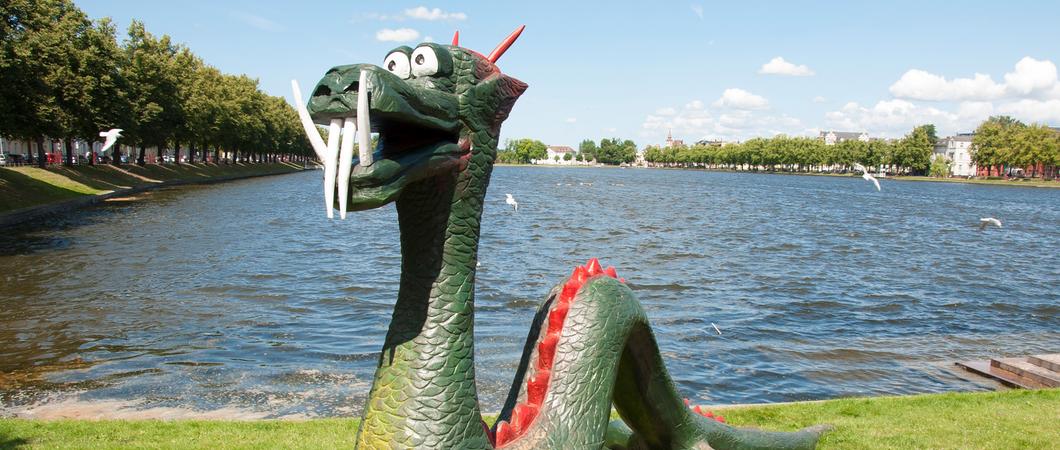 „Wenn wir jetzt nicht reagiert hätten, wäre Nandolino auseinander gefallen“, sagt Heiko Stolp, Vater des Drachenbootfestivals in Schwerin und Mitinitiator der beliebten Nandolino- Skulptur mit einer Träne im Auge. „Aber er wird zurückkehren.