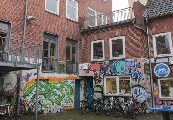 Ein Haus für interessante Freizeitgestaltung – zum Beispiel für Graffiti-Arbeiten an der Hofseite