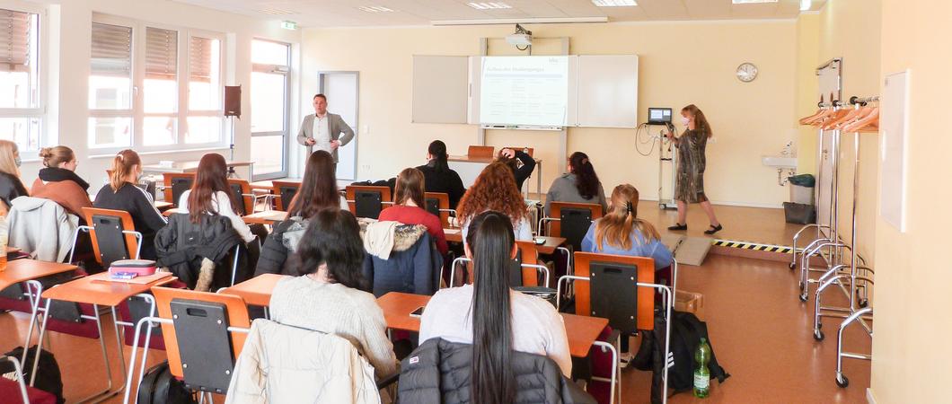 Zwei Säulen tragen das Studienfach Organisations- und Sozialpädagogik – und gerade das macht es für viele junge Menschen interessant, Fotos: maxpress/iw