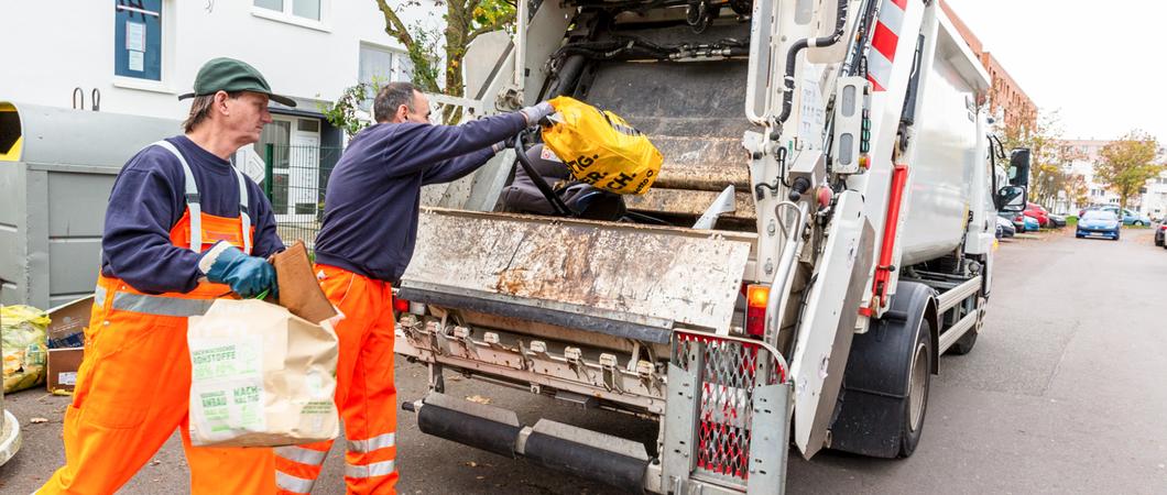 Müllentsorgung an Stellplätzen für Sammelcontainer ist ordnungswidrig und wird geahndet