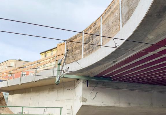 Der typische Bogen der Wallstraßenbrücke ist schon wieder gut zu erkennen und die Betonarbeiten gehen voran, Foto: maxpress