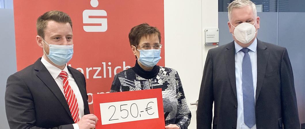 V.l.: Filialleiter Felix Grünwald, Birgit Hillmann vom Schulförderverein der Nils-Holgersson-Grundschule und Joachim Ziegler (Vorstandsmitglied der Sparkasse Mecklenburg-Schwerin) bei der Spendenübergabe