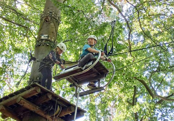 Hoch hinaus ging es für die Mitarbeiter-Kinder im Kletterwald, Foto: Helios