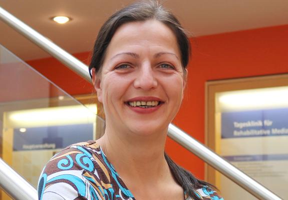 Sandra Sawatzki arbeitet im Patientenservice und als Physiotherapeutin