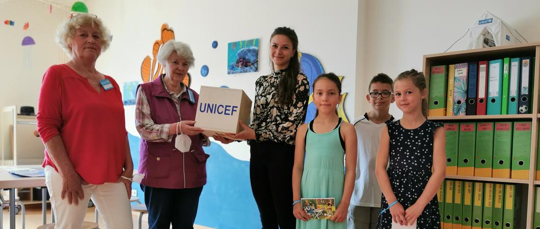 Der Frei-Zeit-Hort der Kita gGmbH ist mittlerweile bekannt für sein soziales Engagement. Nach monatelanger Projektarbeit rund um das Thema „Kinder in Not” haben die Kinder heute voller Stolz eine Spendensumme von 450 Euro an UNICEF übergeben.