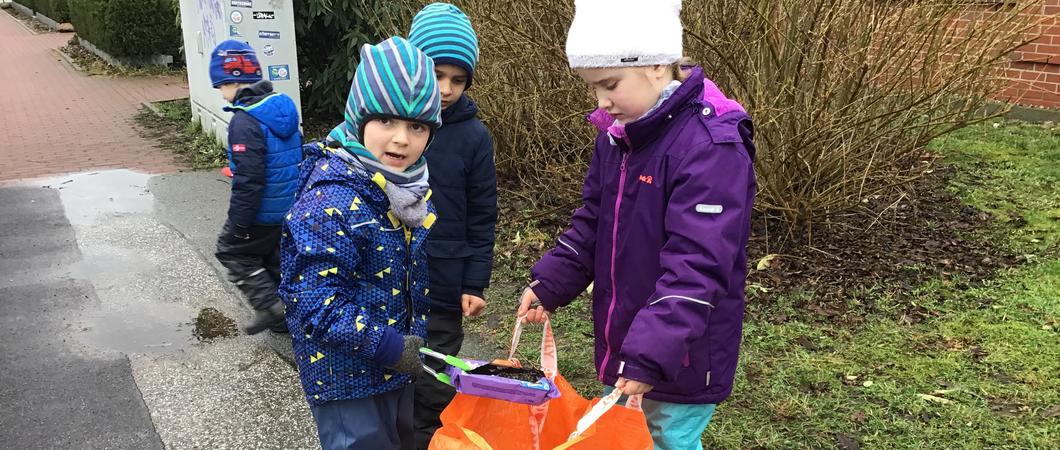 Matti, Paul und Emilia (von links nach rechts) ärgern sich über viel Müll, der sorglos liegen gelassen wird: „Vielleicht haben die Menschen auch keinen Mülleimer gefunden“, erklärt sich Paul die Verschmutzungen