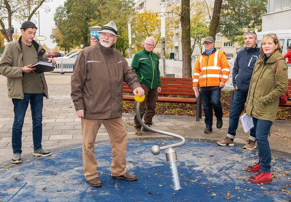 Beteiligte des SDS, des Planungsbüros und der ausführenden Garten- und Landschaftsbaufirma haben den umgestalteten Platz am Dreescher Markt für die Öffentlichkeit freigegeben