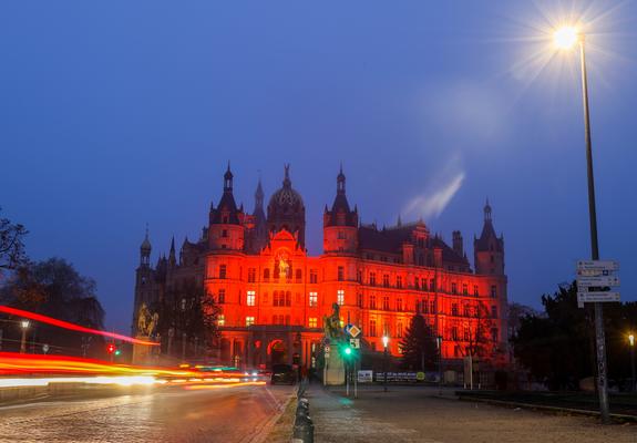 Schweriner Schloss leuchtet ab Mittwoch in orange