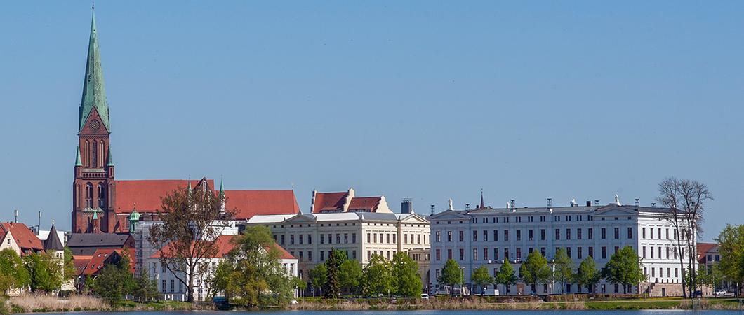 Schweriner-Dom-mit-Staatskanzlei c maxpress haupt