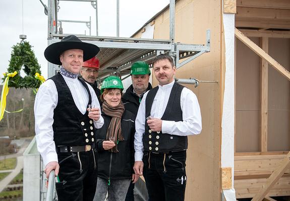 Zimmermann Daniel Turtschan (l.) und Dachdecker-Meister Marco Schankin (r.) mit Projektleiterin Martina Hartnuß (mitte) sowie Bauleiter Ulrich Kästner (hinten l.) und WGS-Abteilungsleiter Stefan Wünsch beim Richtfest