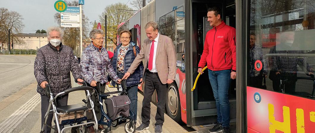 In Bus oder Straßenbahn einzusteigen, kann für Passagiere, die nicht mehr so gut zu Fuß sind, zur Herausforderung werden.