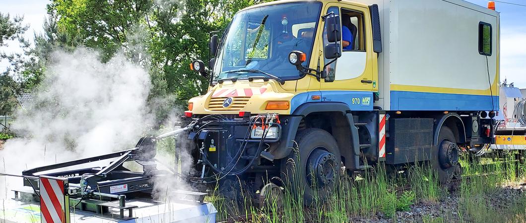 Wasserdampf statt Chemie – mit einem speziell angefertigen Baukastensystem geht es Wildwuchs im Gleisbett an den Kragen, Foto: NVS