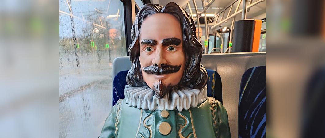 Seit Kurzem wird ein neuer Fahrgast auf den Buslinien des Nahverkehrs gesichtet. Fest installiert in einem Fahrzeug, ist eine dreidimensionale Version der Sagenfigur Schwerins auf unterschiedlichen Strecken unterwegs.