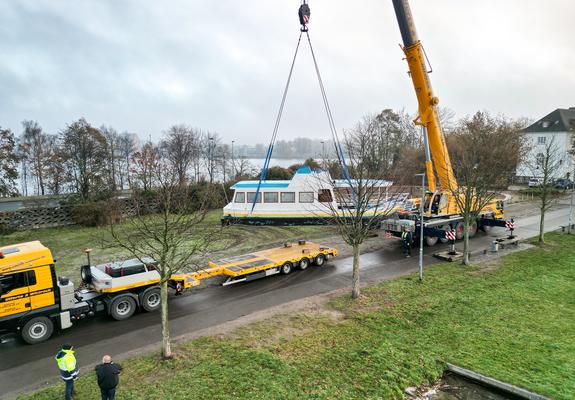 Auch der „Pfaffenteichkreuzer“ muss ab und zu zum „TÜV“. So wurde er kürzlich per Kran auf einen Tieflader gehoben und zum Betriebshof des Nahverkehrs gebracht.