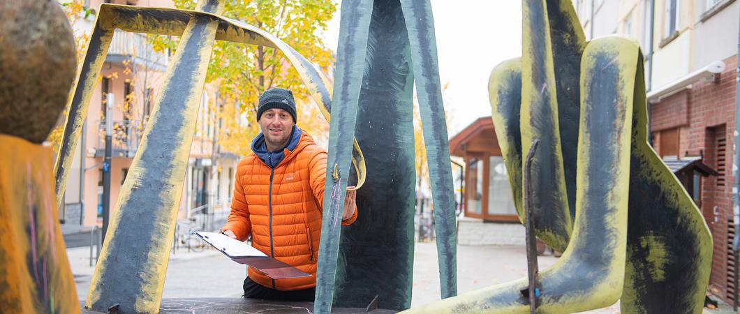 Mehr als 80 Kunstobjekte kontrolliert Stefan Block vom Eigenbetrieb SDS jedes Jahr. Der „Runde Tisch” in der Puschkinstraße wurde im vergangenen Herbst saniert