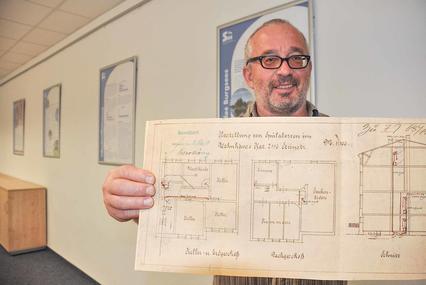 Archivar Wolfgang Butzmann bewahrt die historischen Planungen, Foto: maxpress/Barbara Arndt