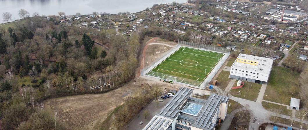 Endlich wird ihr Traum wahr: Die Fußballer des Sportgymnasiums, die Aktiven des FSV 02 Schwerin e.V. und die Mecklenburg Bulls freuen sich über den neuen Kunstrasenplatz im Lambrechtsgrund. Er wird am 4. April offiziell übergeben.