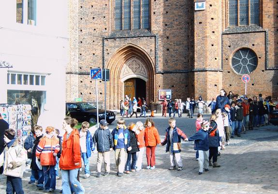 Anlässlich des 25-jährigen Bestehens lädt die Schweriner Montessori- Schule am 27. August ehemalige Schülerinnen und Schüler zu einem Schulfest auf ihren Schulhof ein.