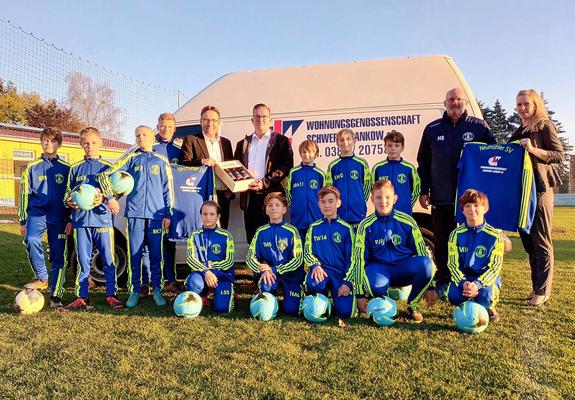 Wer bis in die Landesliga vorgerückt ist, benötigt einen repräsentativen Trainingsanzug. Frisch eingekleidet in leuchtend blau-gelbem Dress, peilen die D-Junioren gerade das obere Tabellendrittel an.