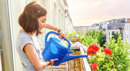 Der Balkon ist für Mieter und Hausbesitzer in jeder Etage ein Gewinn an Lebensqualität. Aus dem sonnigen Plätzchen kann eine grüne Oase werden, Fotos: alupor, iStock.com/frantic00