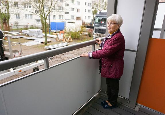 Die Fassade strahlt durch einen frischen Farbanstrich und die neuen Anbauten fallen sofort ins Auge: 55 Balkone sind in den vergangenen Monaten montiert worden und erweitern so die vorherigen Loggien.