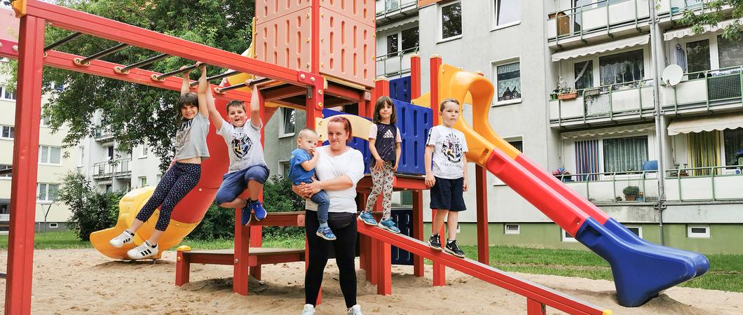 Der neue Spielplatz im Innenhof der Anne-Frank-Straße lädt seit Kurzem zum Toben und Spaß haben ein. Alles ist bunt und verlockend. WGS- Mieterin Anke Kalmbach ist mit ihren Kindern und Enkelkindern mittendrin.