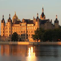 Stadtfuehrung Keller-Kuppel Schweriner-Schloss-Abendstimmung c maxpress content 2