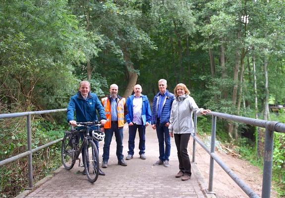 Wer mit dem Rad oder zu Fuß unterwegs ist, kann ab sofort wieder die beliebte Route zwischen Faulem See und Zoo-Parkplatz nutzen. Der Weg bildet eine wichtige Verbindung zwischen Innenstadt und den Stadtteilen Zippendorf und Mueß.