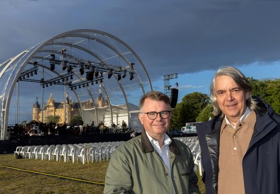 Christian Schwandt (l.) und Hans-Georg Wegner vor der Bühne auf der Schwimmenden Wiese, Foto: Silke Winkler