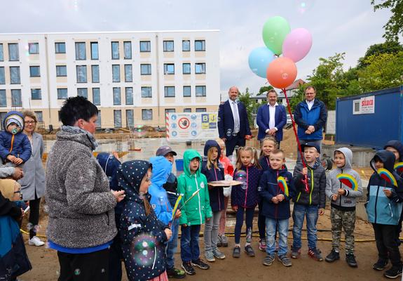 Mit der traditionellen Grundsteinlegung wurde der Bau der neuen Einrichtung in der Lagerstraße fortgesetzt. In knapp einem Jahr möchte der DRK-Kreisverband in dem Objekt neben der Grundschule Schweriner Nordlichter die  Türen öffnen.