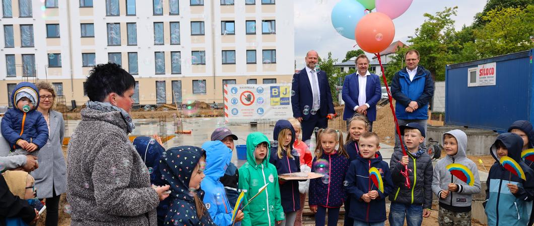 Mit der traditionellen Grundsteinlegung wurde der Bau der neuen Einrichtung in der Lagerstraße fortgesetzt. In knapp einem Jahr möchte der DRK-Kreisverband in dem Objekt neben der Grundschule Schweriner Nordlichter die  Türen öffnen.