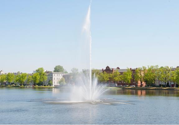 Mit dem Absenken der Fontäne können auf dem Pfaffenteich die Vorbereitungen für die Regattastrecke beginnen, Foto: maxpress