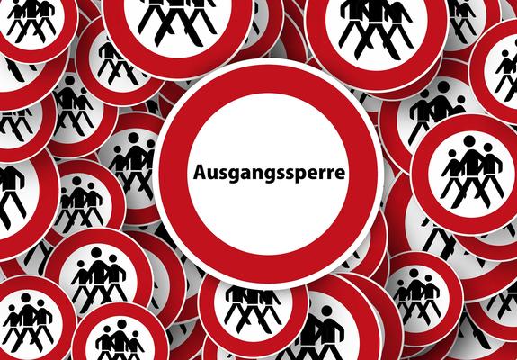 In der Landeshauptstadt tritt ab Mittwoch eine Ausgangssperre in der Zeit von 21 Uhr abends bis 6 Uhr morgens in Kraft. In dieser Zeit dürfen die jeweilige Unterkunft bzw. das Grundstück nicht ohne triftigen Grund verlassen werden.