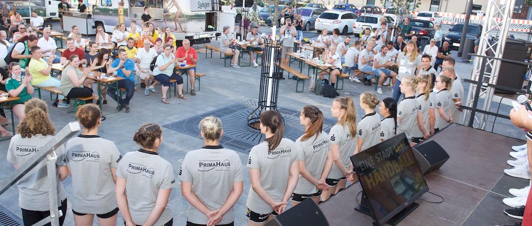 Die Testergebnisse für die neun Handball-Spielerinnen des SV Grün-Weiß Schwerin liegen vor. Alle Tests waren negativ und zeigten keine Infektion mit dem neuartigen Corona-Virus an.