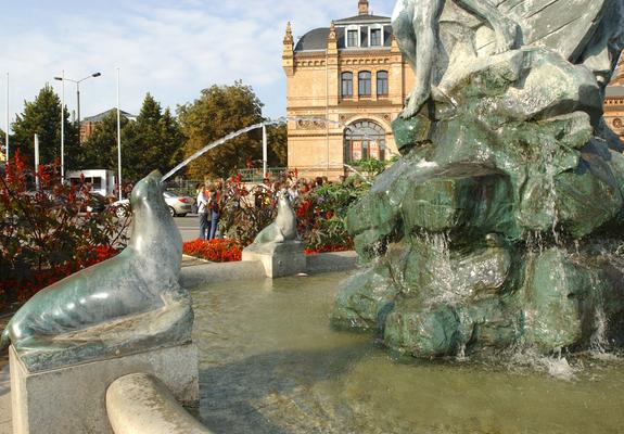 Pünktlich zum Beginn der Osterferien haben die Wasserspiele und Brunnen der Stadt wieder freudig plätschernd ihren Betrieb aufgenommen.