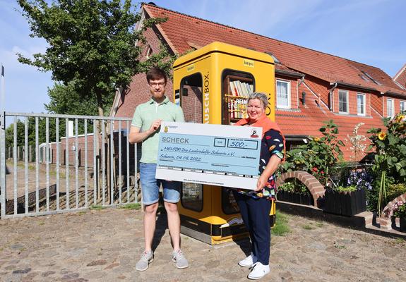 Mit dem Verkauf von Kaffee und selbstgebackenem Kuchen sowie dem Auftritt als Vorlesende erzielten die Mitglieder des LC Fürst Niklot beim Lesemarathon „Tauschen und Lauschen“ im Mai eine Spendensumme von 500 Euro.