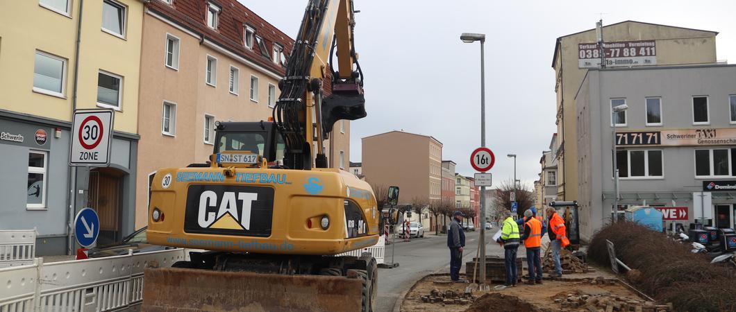 Im Juli dieses Jahres sollen die Bauarbeiten für den geplanten Ersatzneubau der Brücke Wallstraße über die Anlagen der Deutschen Bahn beginnen. Dafür ist eine Vollsperrung der Wallstraße zwischen der Fritz-Reuter-Straße und der Eisenbahnstraße/Reiferbahn