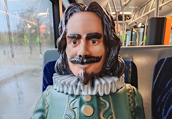 Seit Kurzem wird ein neuer Fahrgast auf den Buslinien des Nahverkehrs gesichtet. Fest installiert in einem Fahrzeug, ist eine dreidimensionale Version der Sagenfigur Schwerins auf unterschiedlichen Strecken unterwegs.