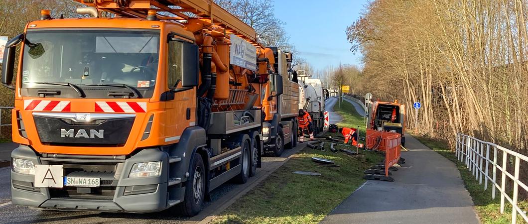 Niederschläge, die von Straßen und beispielsweise Parkflächen kommen, werden in speziellen Anlagen vor dem Ablauf ins Gewässer behandelt